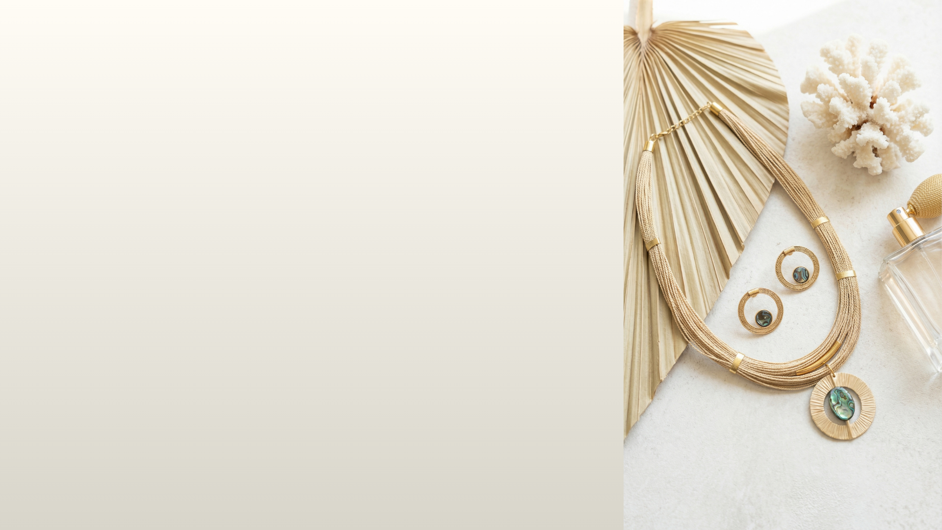 Buriti set of necklace and earring with genuine abalone stone worn by a woman, refined and timeless design | Purplee Store