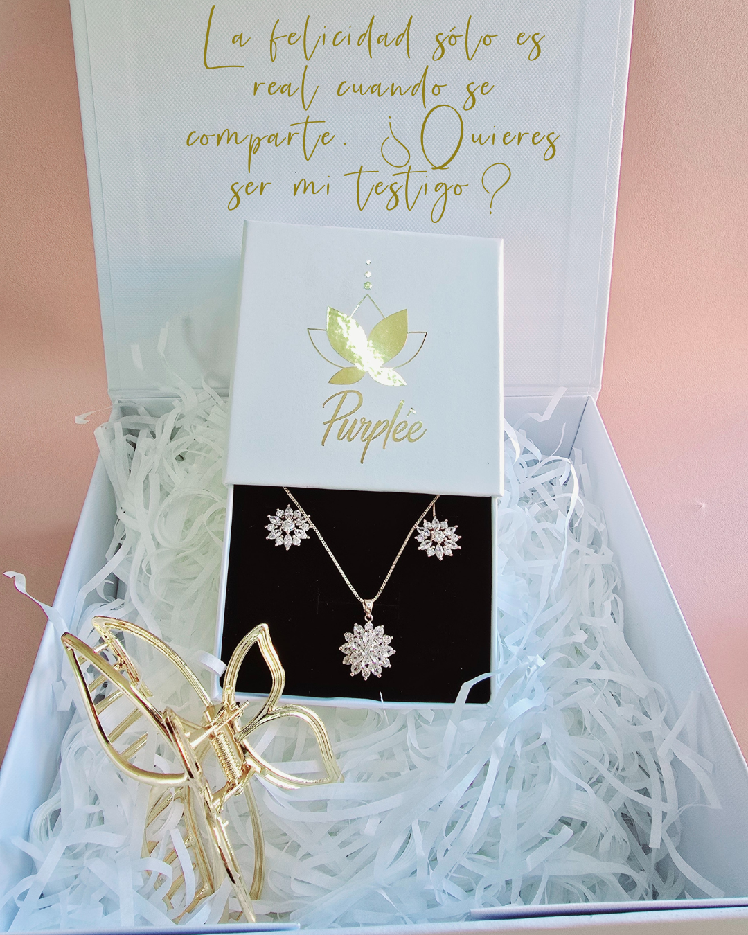 Caja regalo con mensaje “La felicidad sólo es real cuando se comparte. ¿Quieres ser mi testigo?”. Incluye set de joyas brillantes de Purplêe Store en caja blanca y pinza dorada de mariposa.