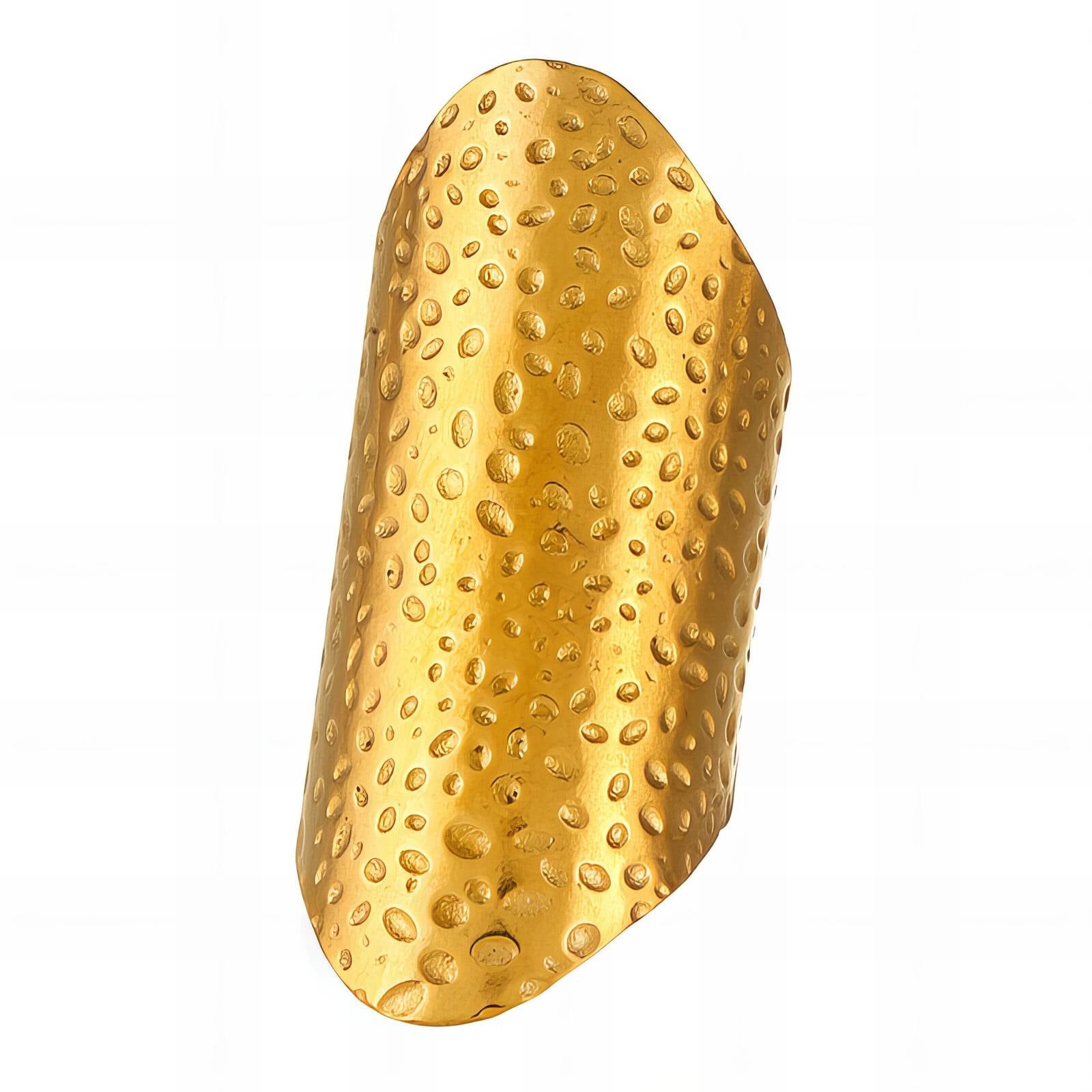 Anel largo da Purplêe Store com textura em relevo e banho dourado brilhante. Uma peça marcante, com design contemporâneo e acabamento artesanal que transmite força e elegância.