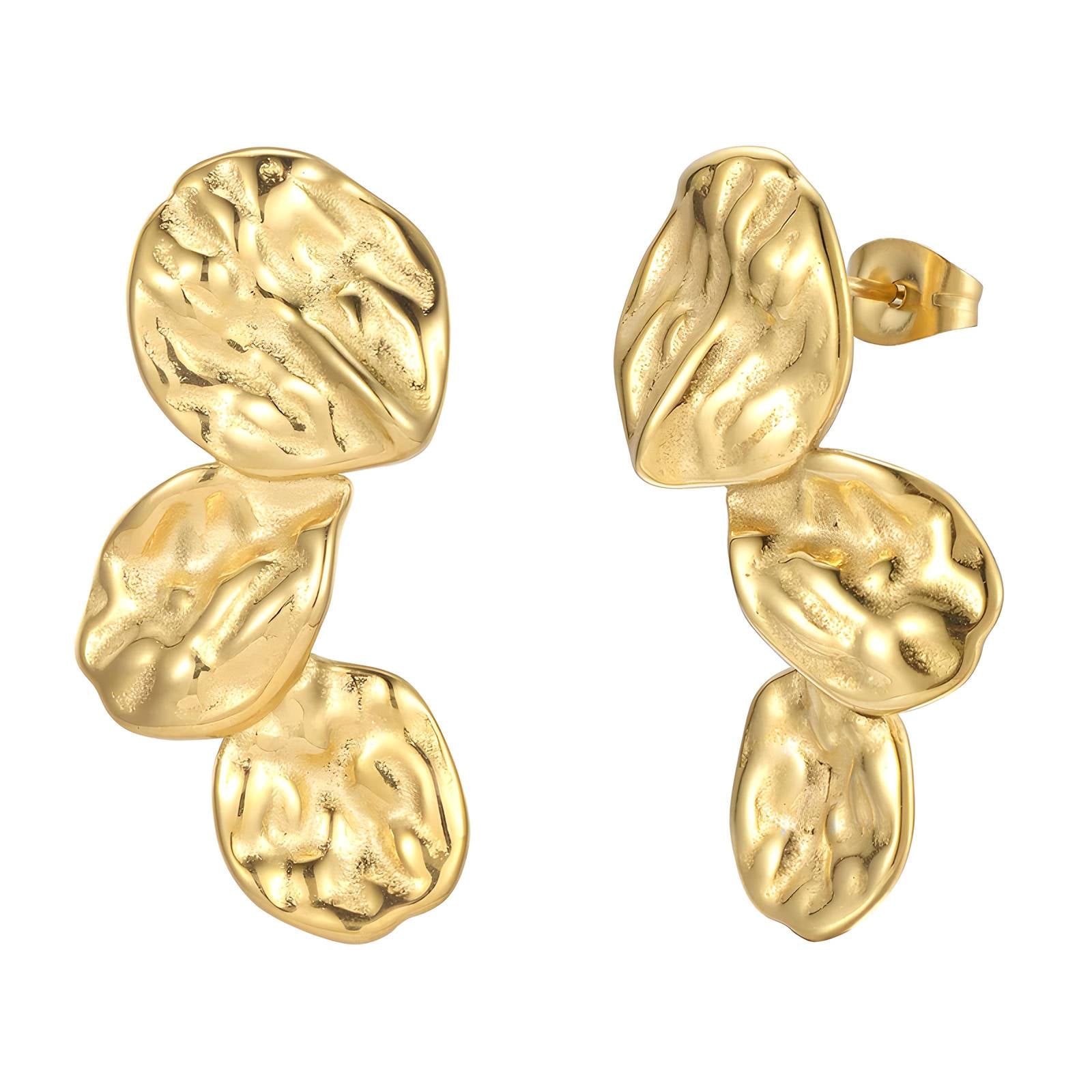 Pendientes dorados con diseño orgánico y textura ondulada, disponibles en Purplêe Store. Una joya artística y elegante que evoca la belleza natural en cada detalle.