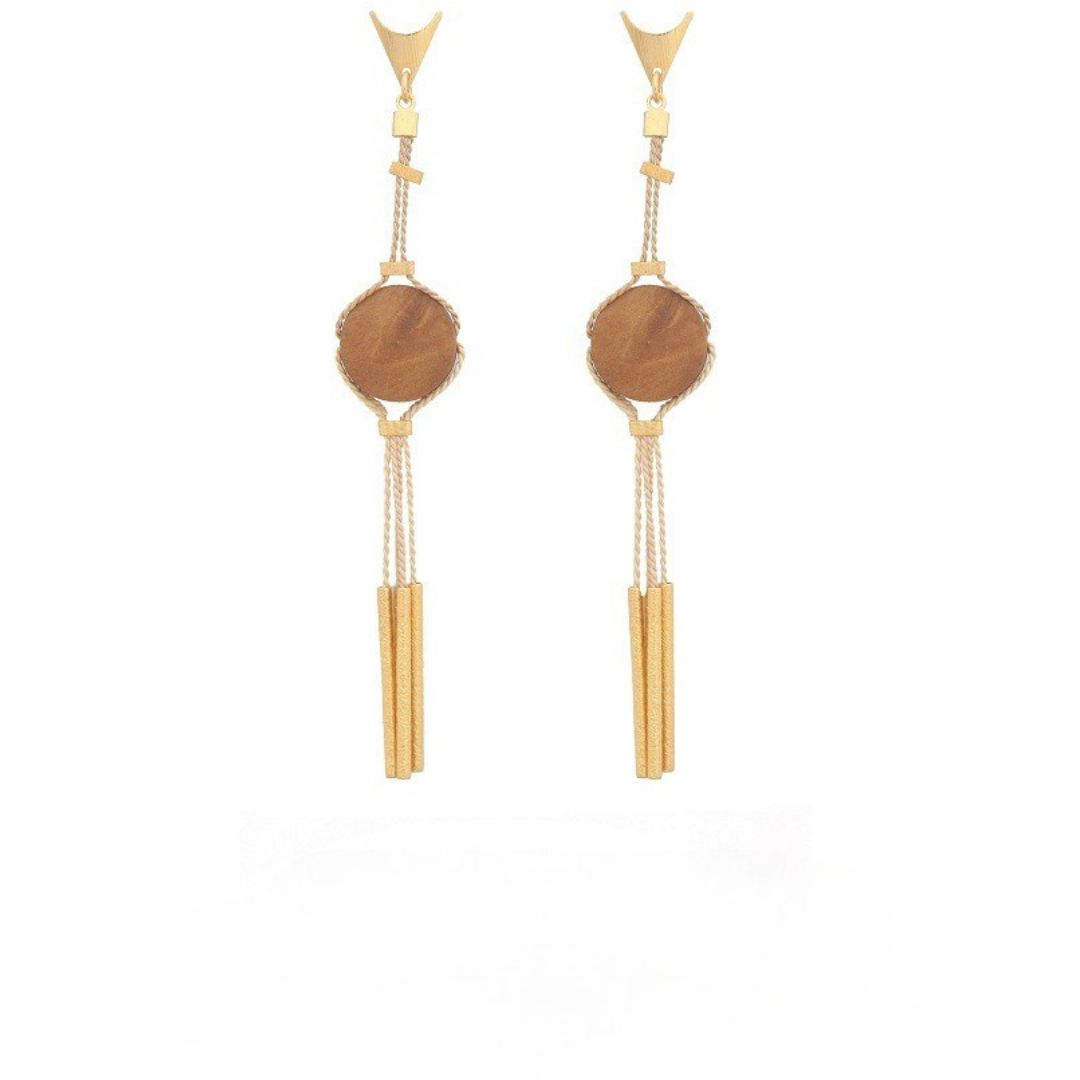 Pendientes largos de Purplêe Store hecha a mano en palha de burití, madera natural y detalles dorados – joyas sostenibles con esencia tropical