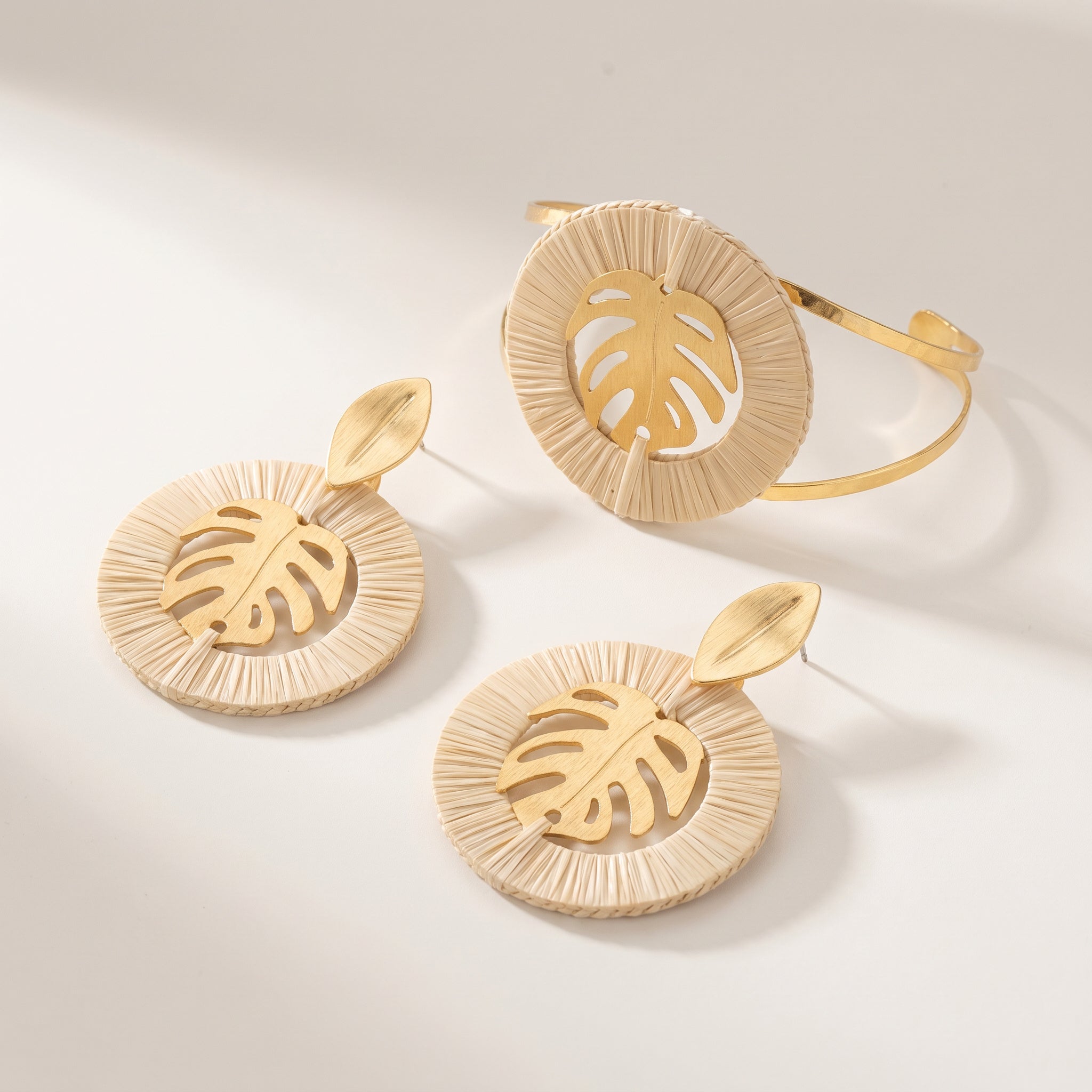 Purplee Store Buriti Artisanal Sorelia Set leaf-themed earrings and bracelet on a light background