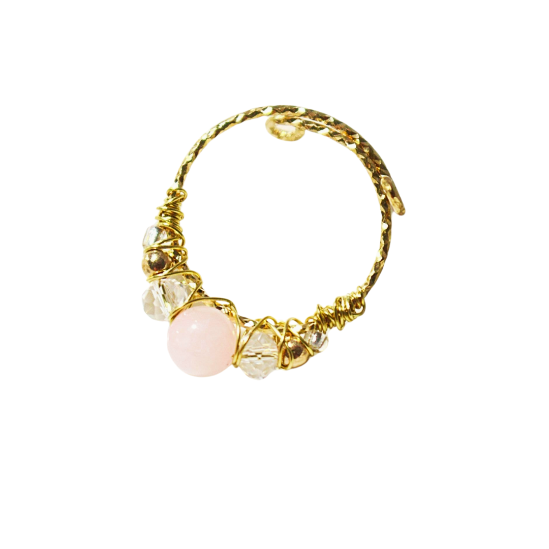 Anillo artesanal ajustable en metal dorado con piedra natural rosa y cristales transparentes – joya sostenible de Purplêe Store