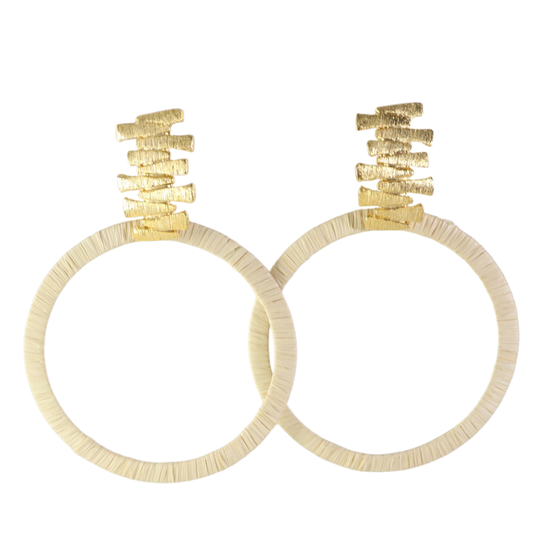 Pendientes circulares de Purplêe Store hechos a mano en fibras naturales con pieza dorada texturizada – joyas sostenibles de diseño exclusivo