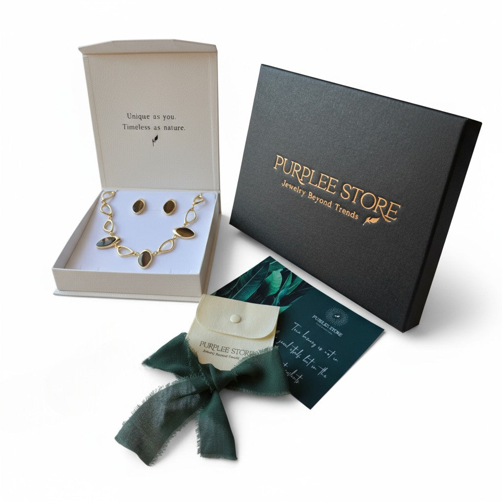 Luxury packaging by Purplee Store – elegant jewelry gift box, eco pouch and thank-you card / Embalaje de lujo Purplee Store con caja de joyas, pouch ecológico y tarjeta exclusiva.