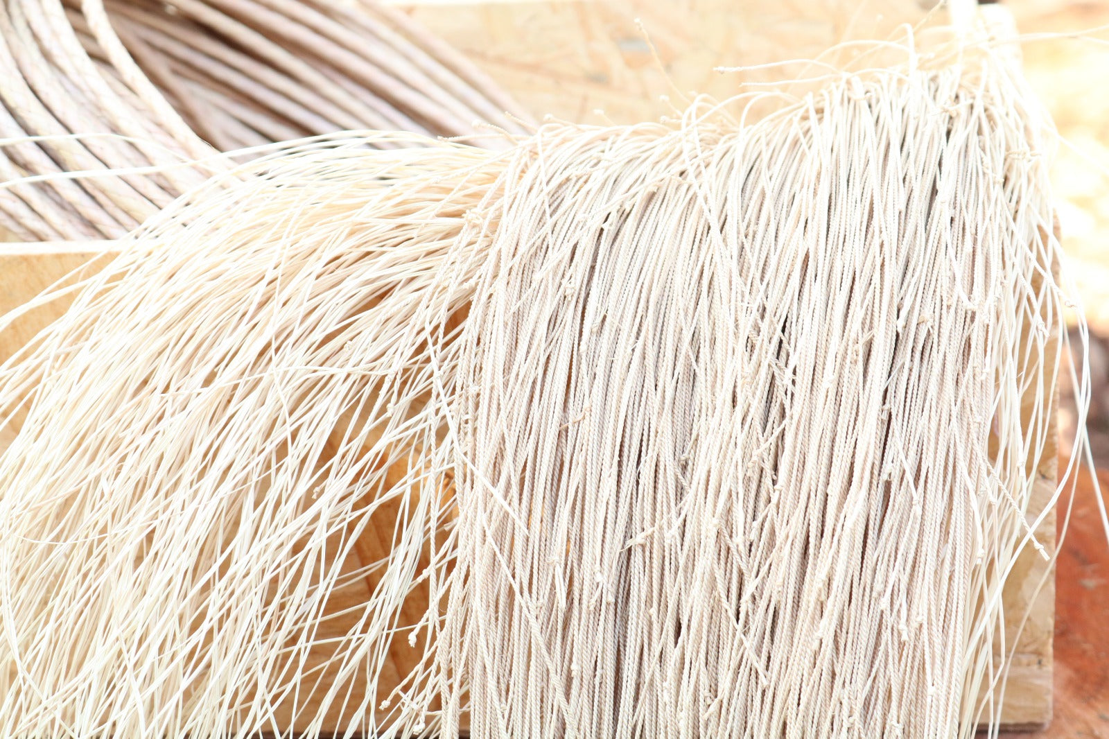 Hilos naturales de palha de burití – materia prima sostenible utilizada en joyas artesanales