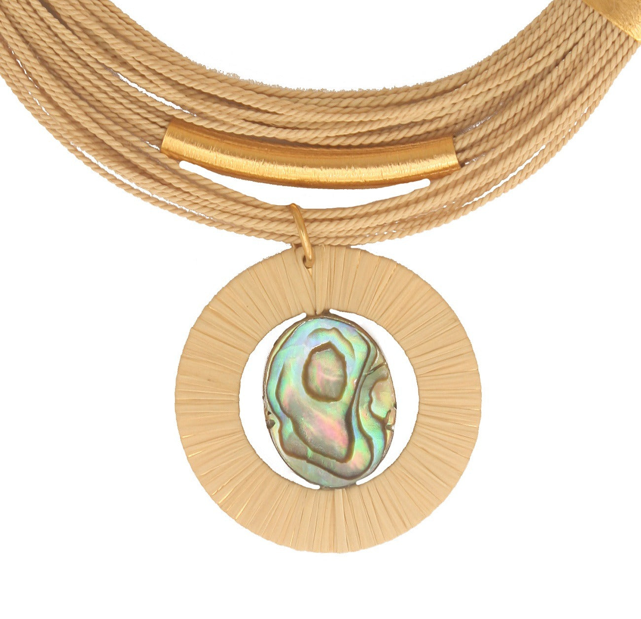 Collar artesanal de Purplêe Store hecho con palha de burití y colgante redondo de abalone natural – joya sostenible elegante con acabado dorado