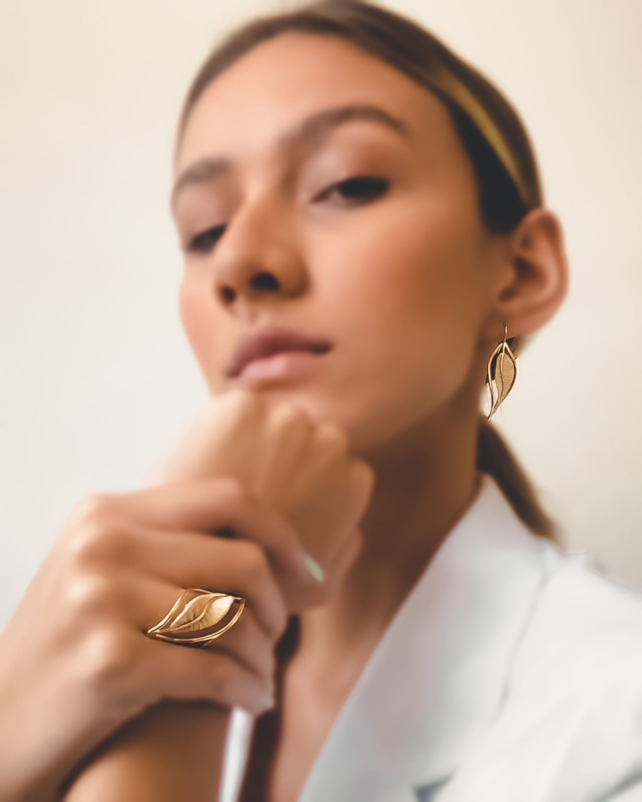 Mujer executiva usando Anillo regulable en forma de hoja hecho de paja Buriti y oro 18k Purplee Store