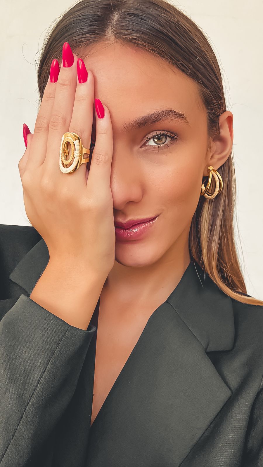 Mujer elegante usando Anillo regulable hecho de paja Buriti y oro 18k Purplee Store