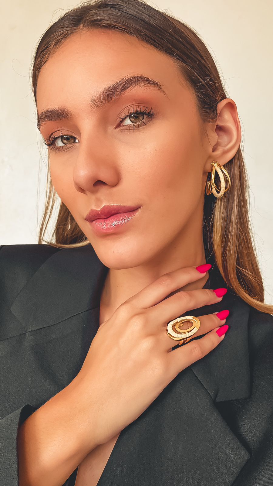 Mujer elegante usando Anillo regulable hecho de paja Buriti y oro 18k Purplee Store