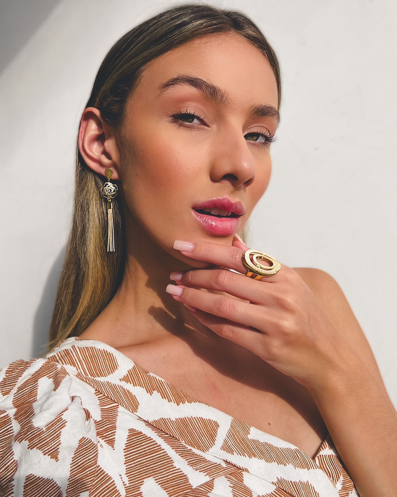 Mujer elegante usando Anillo regulable hecho de paja Buriti y oro 18k Purplee Store