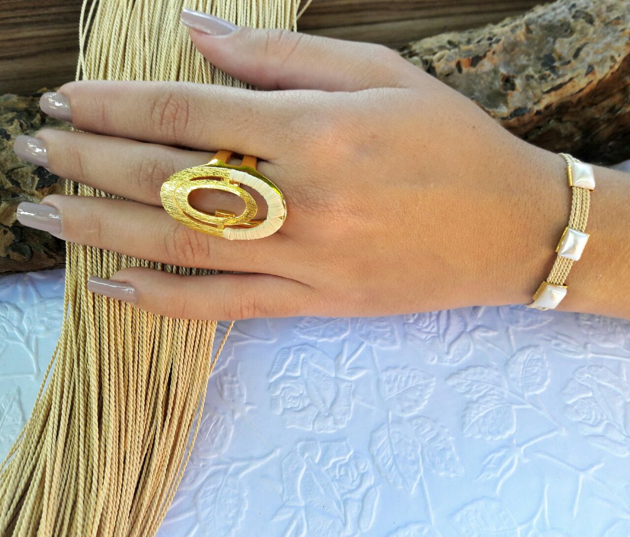 Mano femenina usando Anillo regulable hecho de paja Buriti y oro 18k Purplee Store