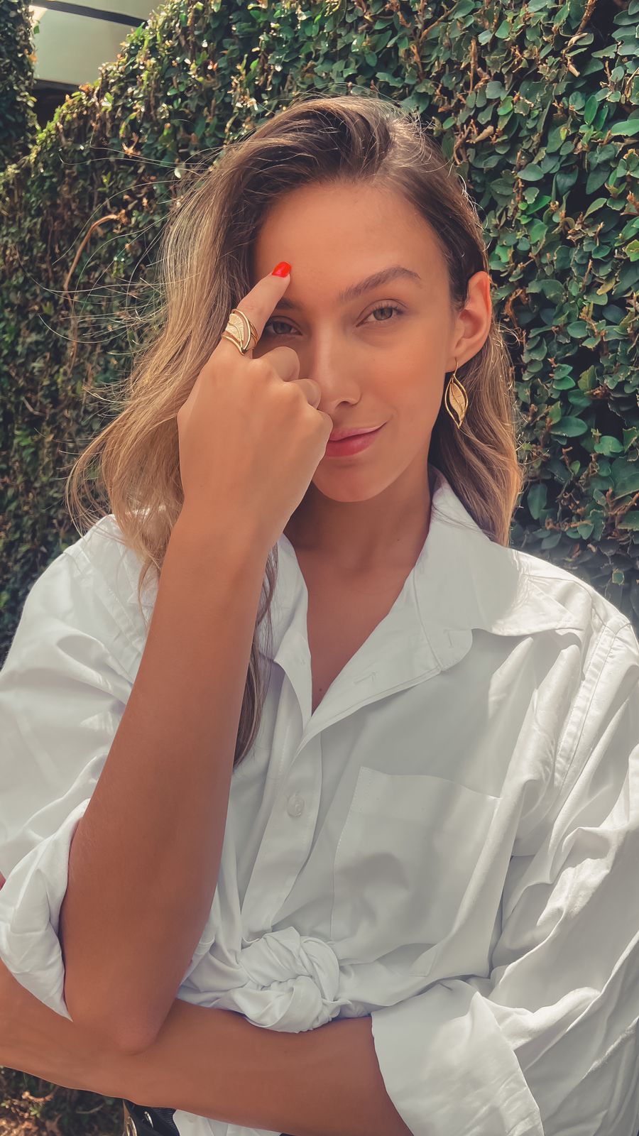 Joven mujer usando Anillo regulable en forma de hoja hecho de paja Buriti y oro 18k Purplee Store