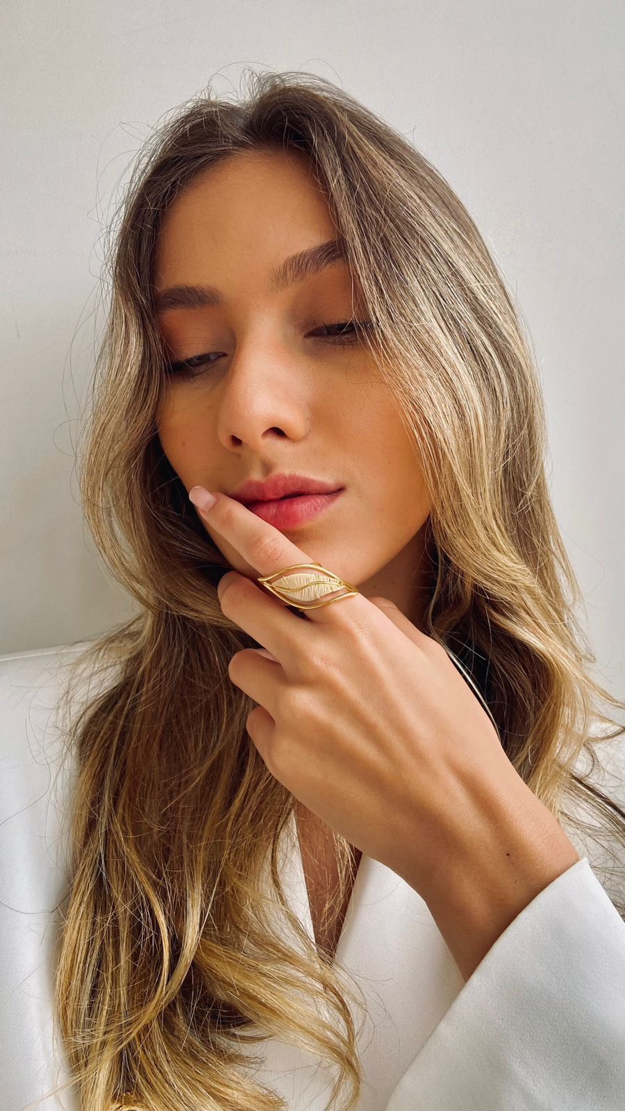 Mujer elegante usando Anillo regulable en forma de hoja hecho de paja Buriti y oro 18k Purplee Store