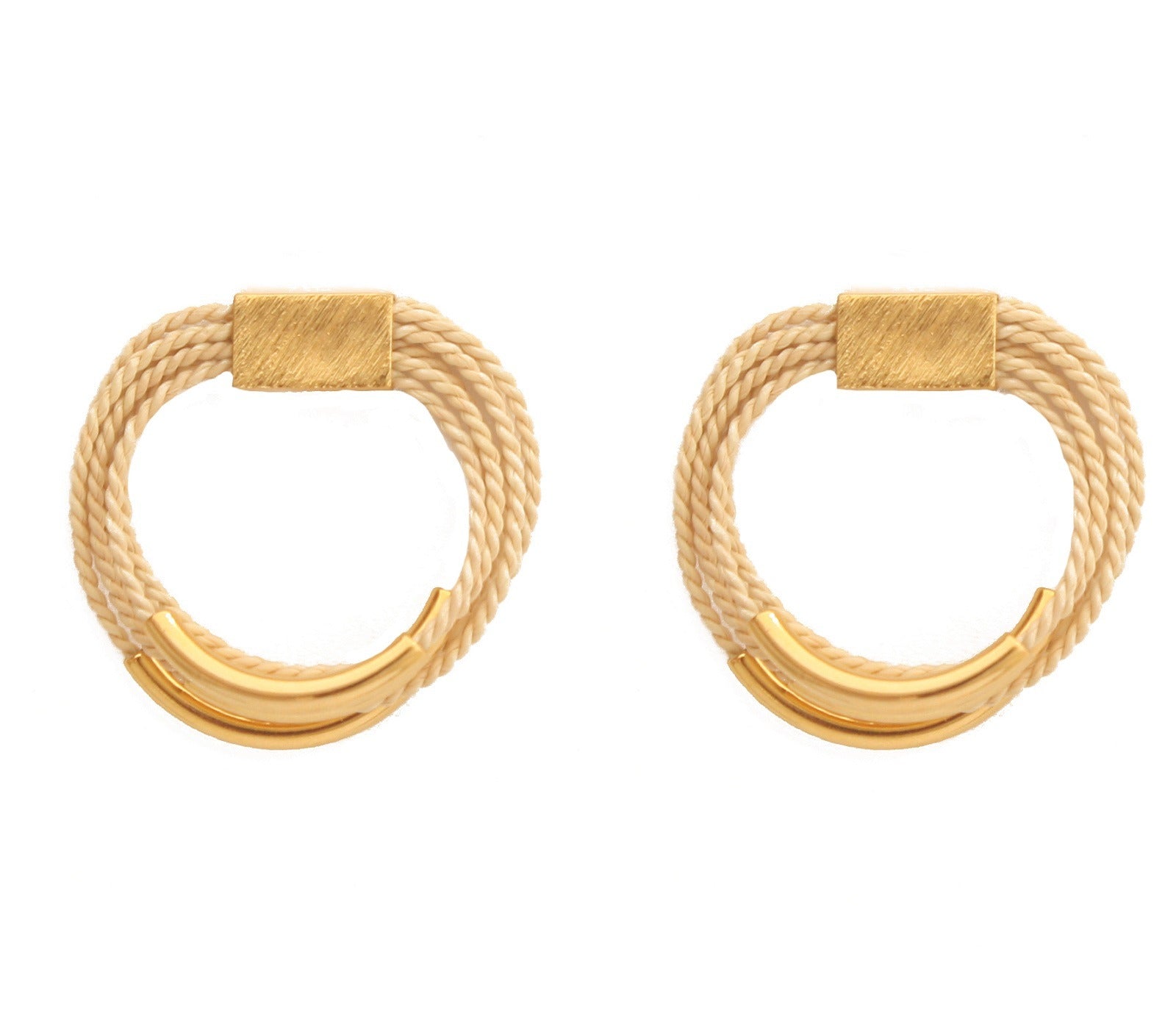 Pendientes circulares de Purplêe Store hechos a mano en palha de burití con detalle metálico dorado – joyas sostenibles y elegantes