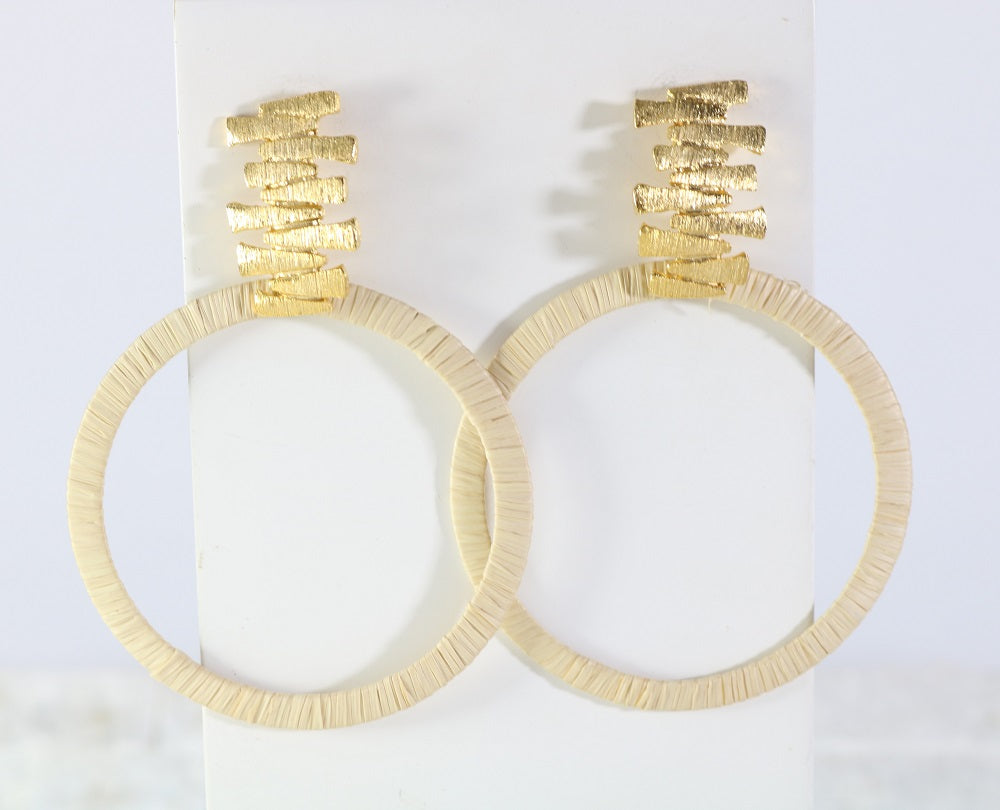 Pendientes circulares de Purplêe Store hechos a mano en fibras naturales con pieza dorada texturizada – joyas sostenibles de diseño exclusivo