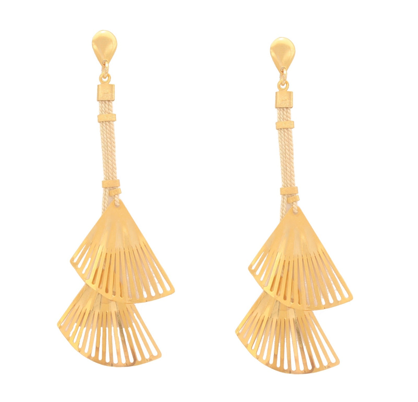 Pendientes largos de Purplêe Store hechos a mano en palha de burití con colgantes dorados en forma de abanico – joyas sostenibles y sofisticadas