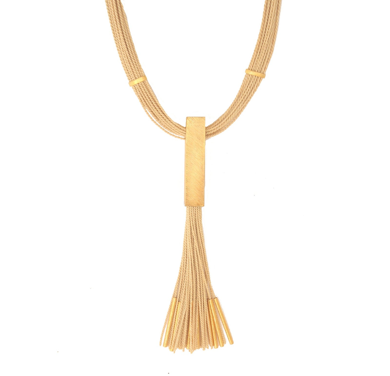 Collar largo de Purplêe Store hecho a mano en palha de burití con colgante de flecos dorados – joya sostenible con movimiento y estilo elegante