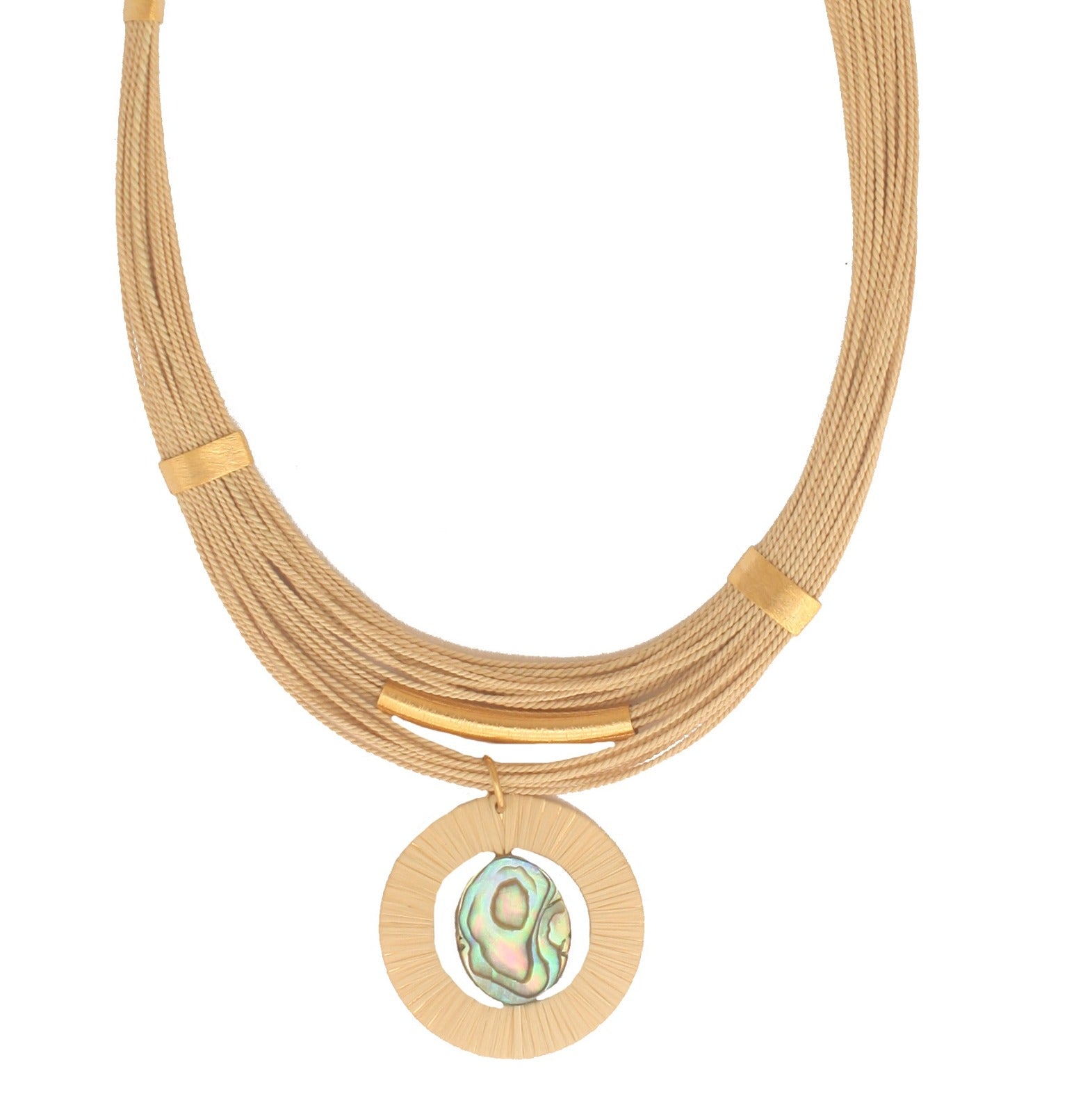 Collar artesanal de Purplêe Store hecho con palha de burití y colgante redondo de abalone natural – joya sostenible elegante con acabado dorado