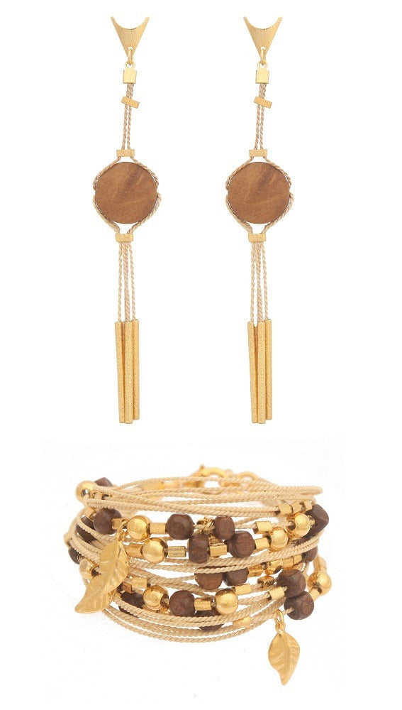 Conjunto de Purplêe Store con pendientes largos y pulsera hecha a mano en palha de burití, madera natural y detalles dorados – joyas sostenibles con esencia tropical