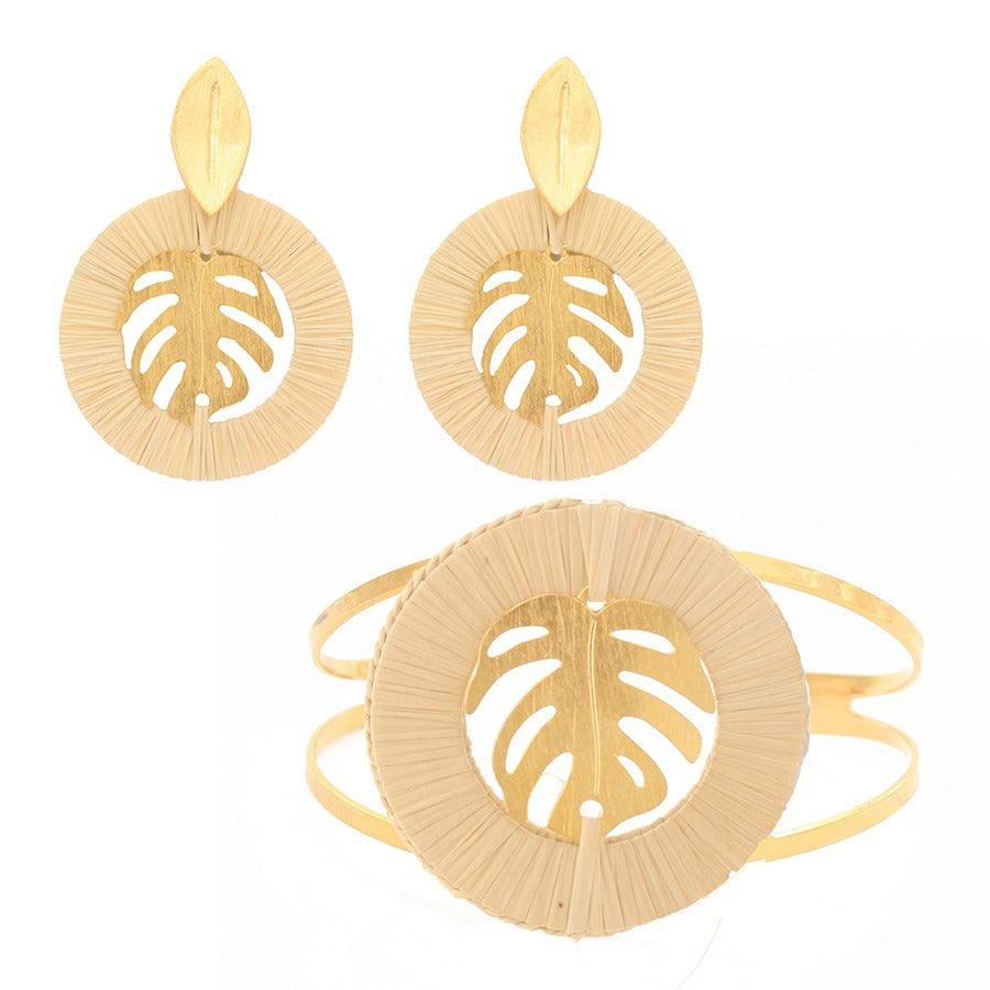 Conjunto de pendientes y pulsera de Purplêe Store hechos a mano en palha de burití con diseño de hoja tropical dorada – joyas sostenibles inspiradas en la naturaleza