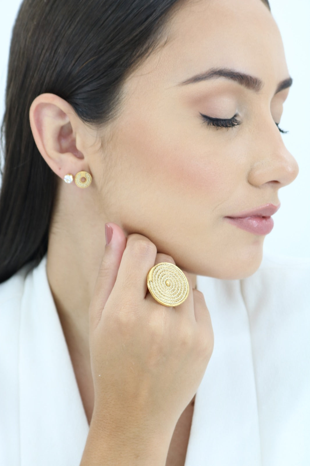 Mujer usando Anillo regulavel en paja Buriti Purplee Store