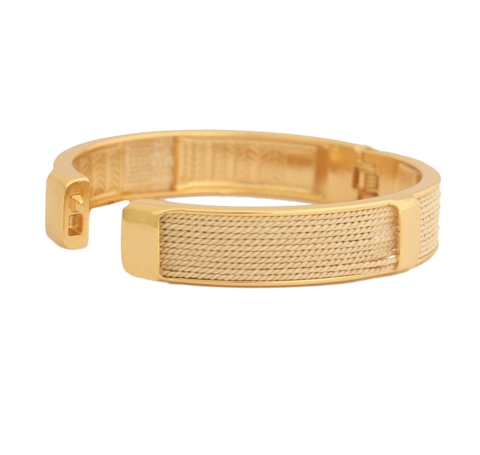 Pulsera rígida abierta de Purplêe Store hecha a mano en palha de burití con cierre dorado – joya sostenible, moderna y elegante