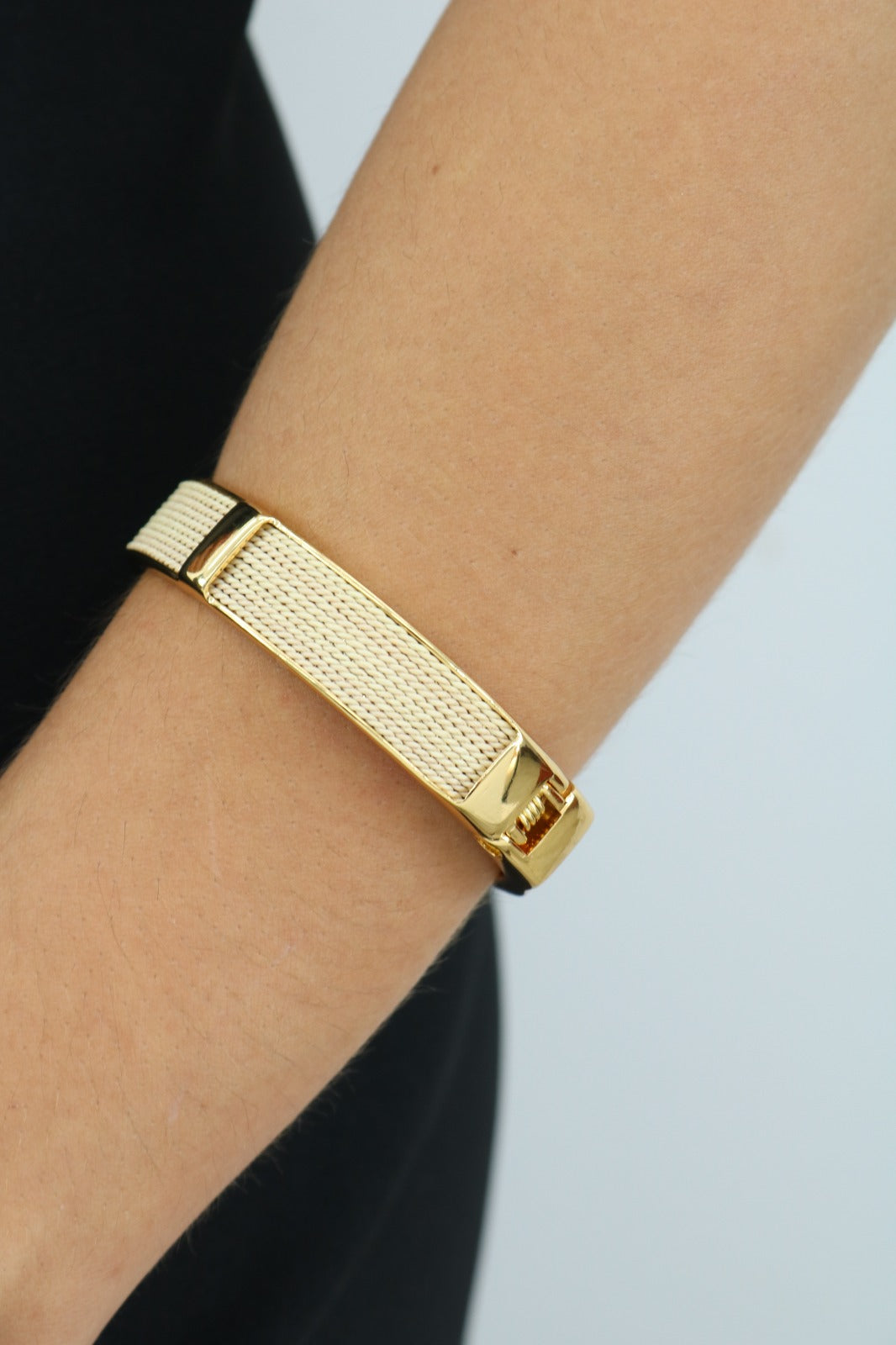 Brazo de mujer usando Pulsera rígida de Purplêe Store hecha a mano en palha de burití con cierre dorado – joya sostenible, moderna y elegante