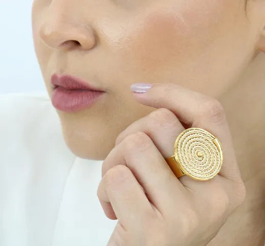 Mujer usando Anillo regulavel de paja Buriti Purplee Store