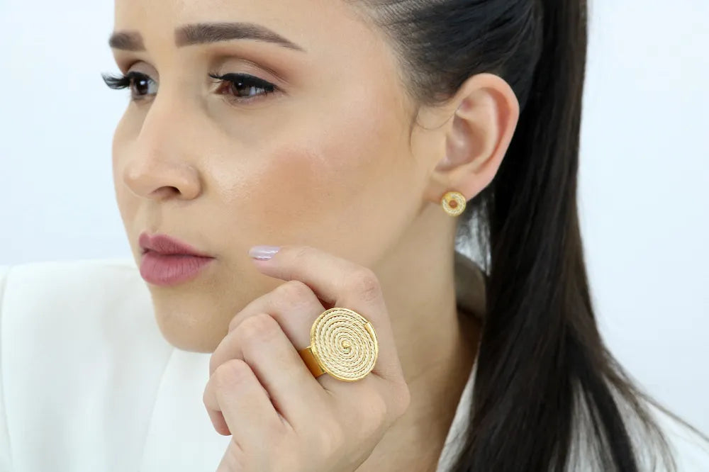 Mujer usando Anillo regulavel y pendiente de paja Buriti Purplee Store