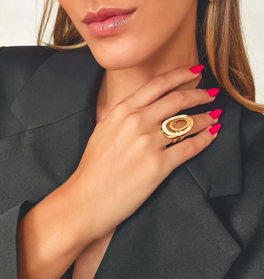 Mujer elegante usando Anillo regulable hecho de paja Buriti y oro 18k Purplee Store