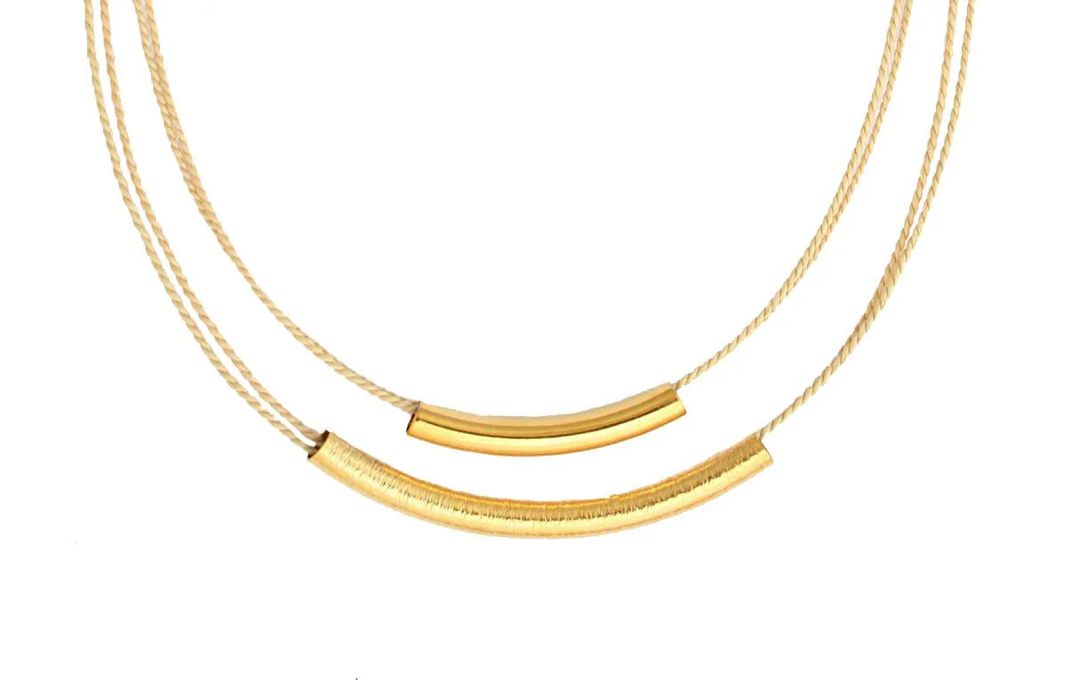 Collar artesanal doble con hilos de burití y detalles dorados – joya sostenible y elegante hecha a mano