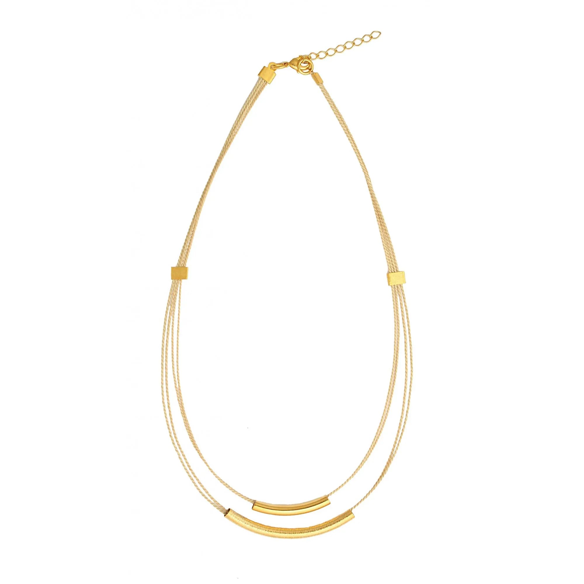 Collar artesanal doble con hilos de burití y detalles dorados – joya sostenible y elegante hecha a mano