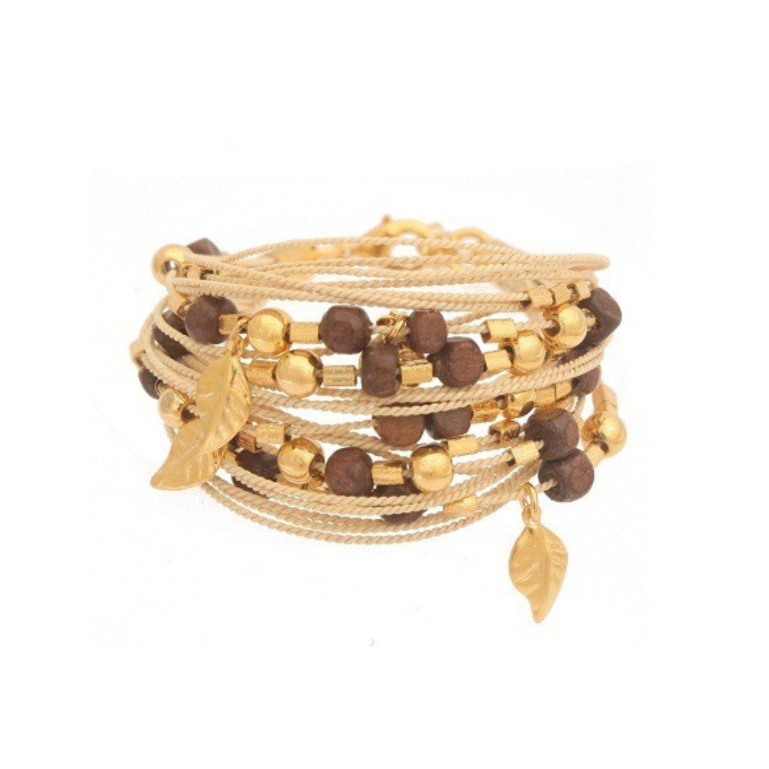 Pulsera de Purplêe Store hecha a mano en palha de burití, madera natural y detalles dorados – joyas sostenibles con esencia tropical