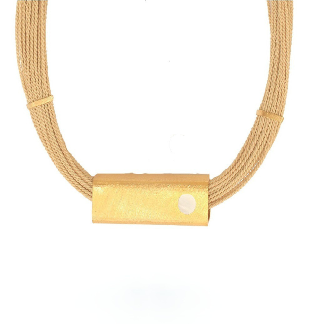 Collar Madre Perla de Purplêe Store hechos a mano en palha de burití con piedra natural intercambiable (ágata, cuarzo verde o madreperla) – joyas sostenibles de diseño minimalista