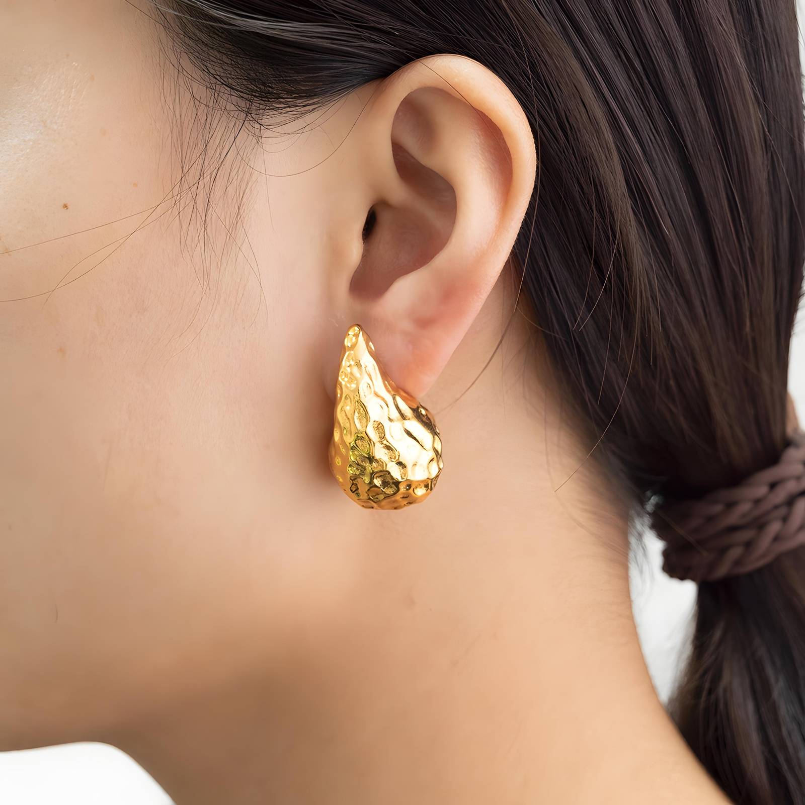 Mujer usando pendientes dorados artesanales Purplee Store