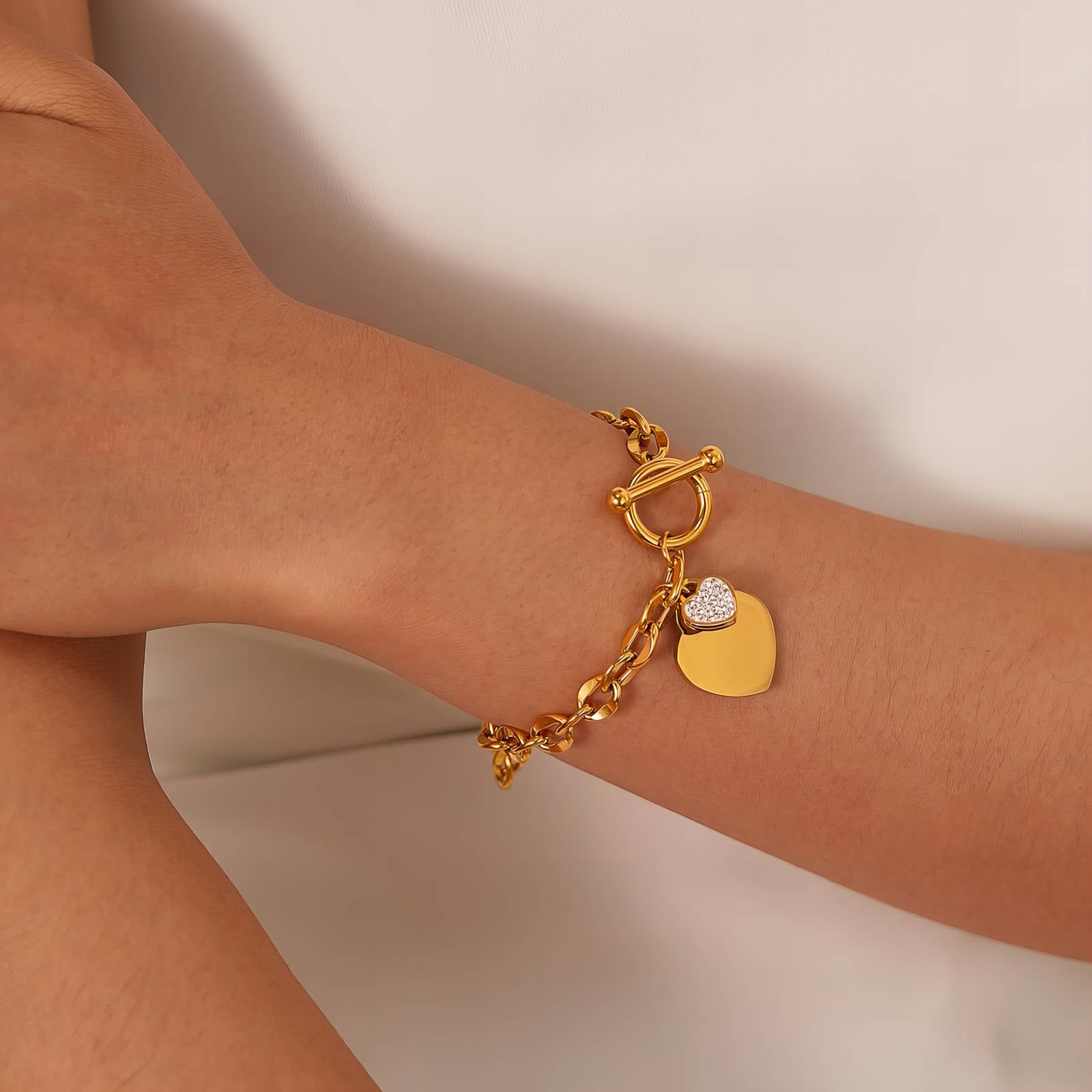 Mujer usando pulsera waterproof 18k Purplee Store