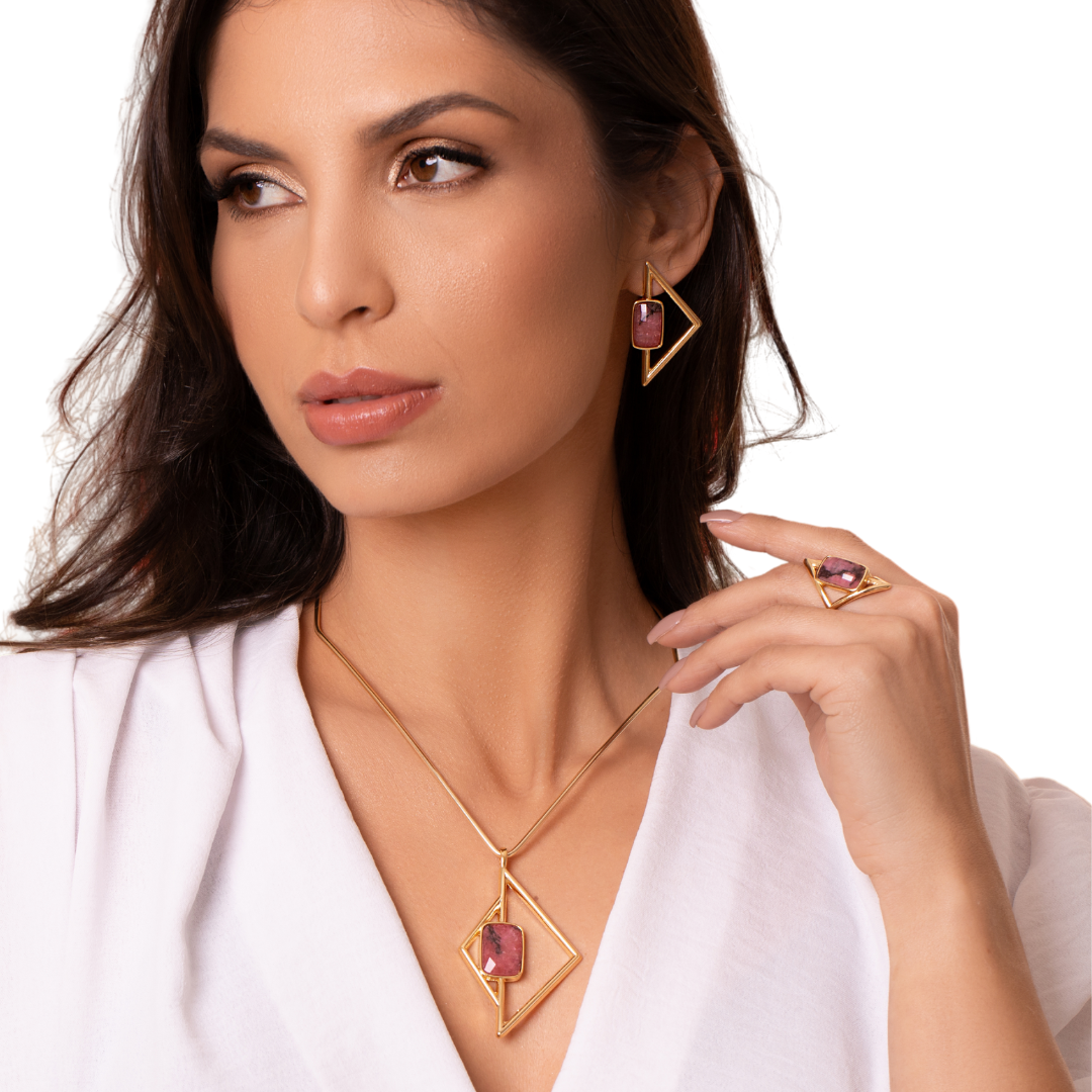 Model using an ICON Vertex SET Purplee Store