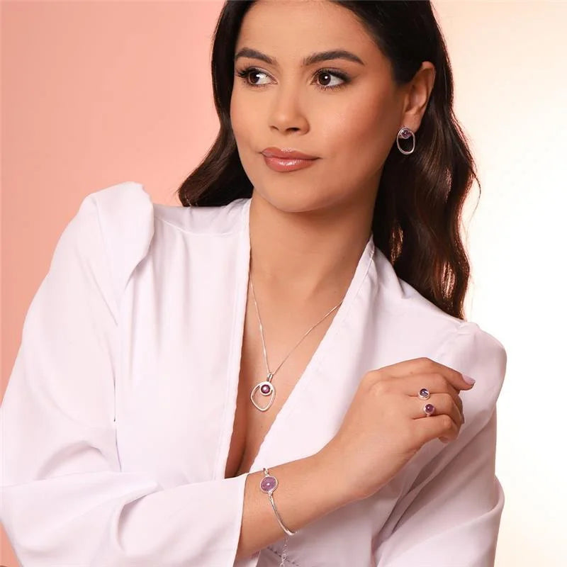 Elegant woman using a SET ametista  Purplee Store