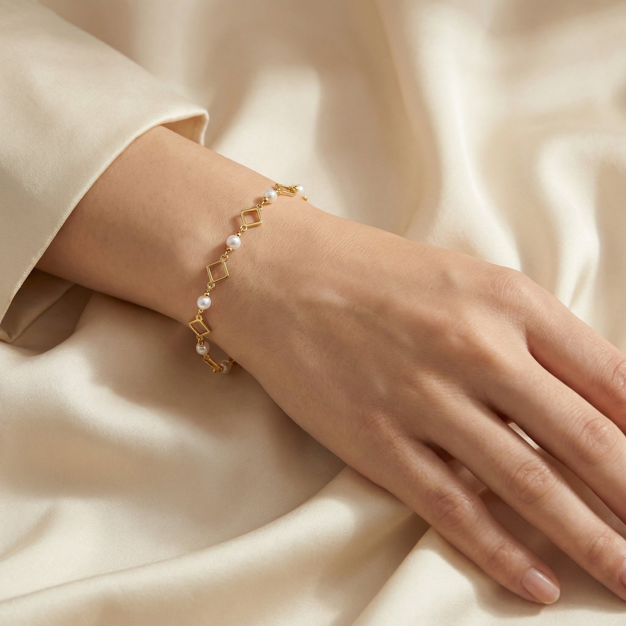 Woman using a Lumina Gemstone Rhombus Vermeil Bracelet|Purplee Store