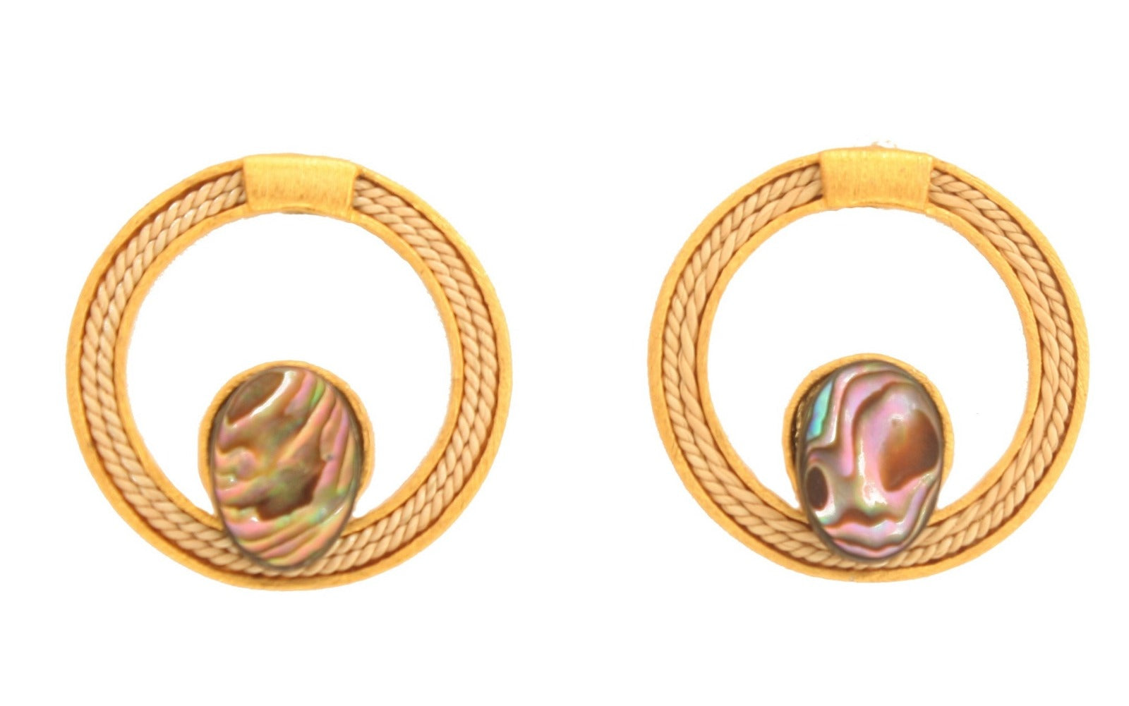 Pendientes circulares de Purplêe Store hechos a mano en palha de burití con piedra abalone natural – joyas sostenibles y exclusivas