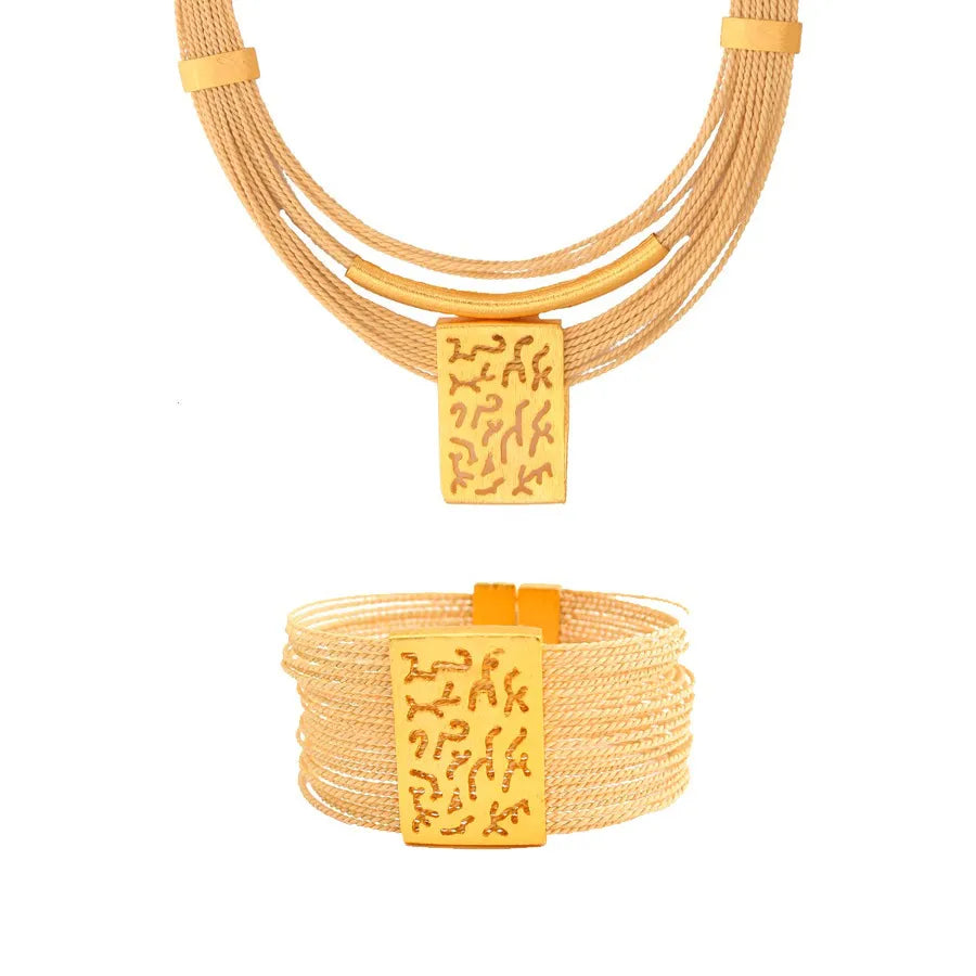 Conjunto artesanal de collar y pulsera en palha de burití con placa dorada texturizada – joyas sostenibles y elegantes hechas a mano