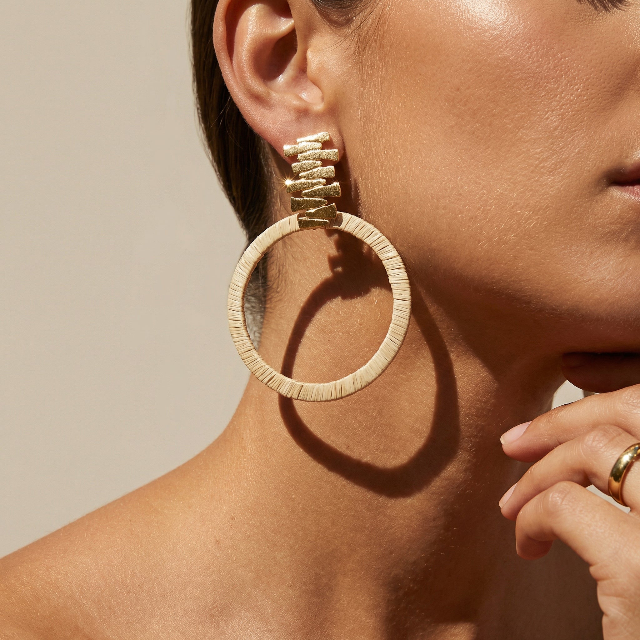 Handcrafted Buriti Sculptural Hoop Earrings with 18k Gold | Luxury handcrafted jewelry with natural materials and genuine stones - Purplee Store