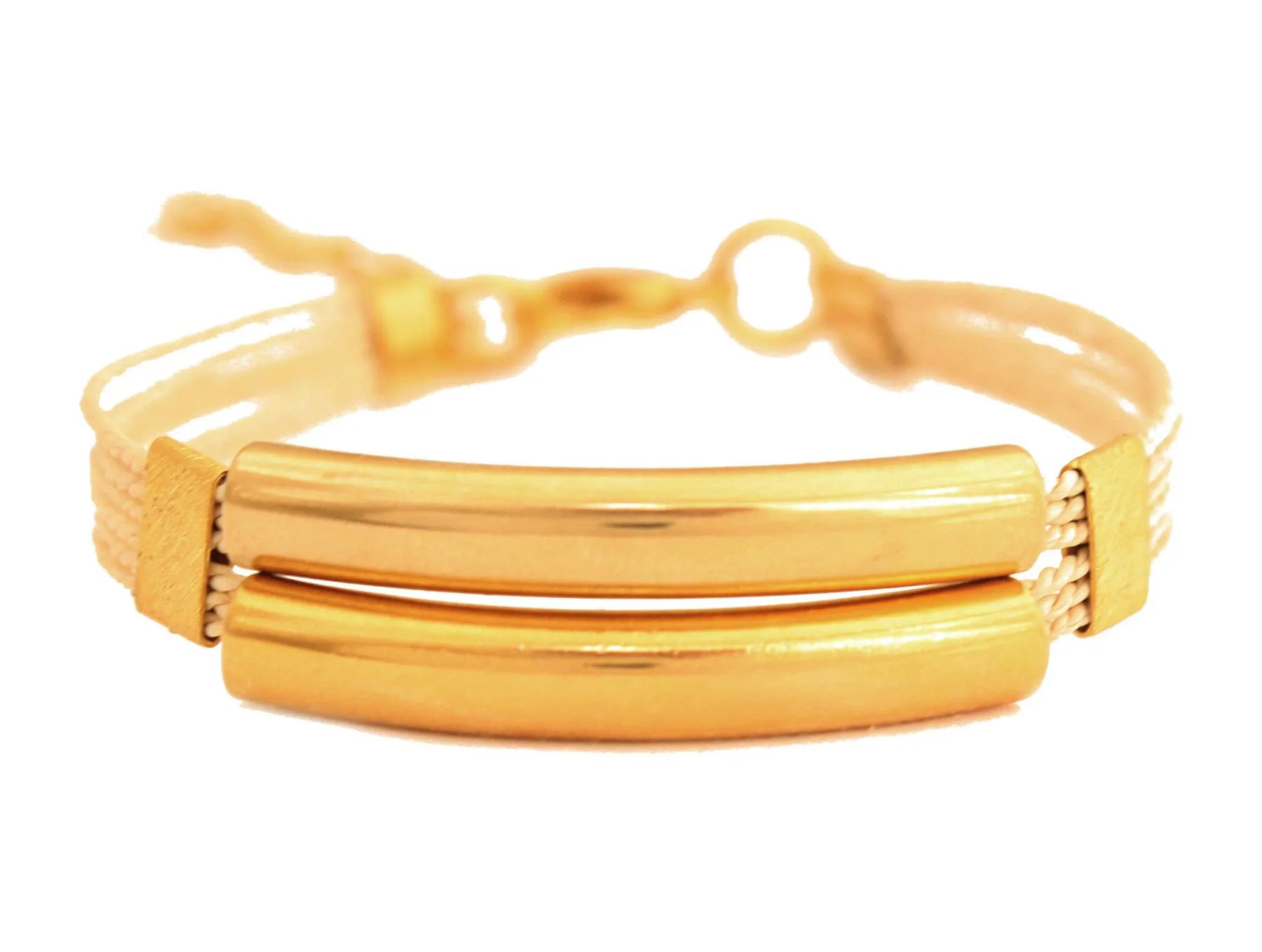 Pulsera artesanal en palha de burití con detalles dorados – joya sostenible hecha a mano con diseño elegante