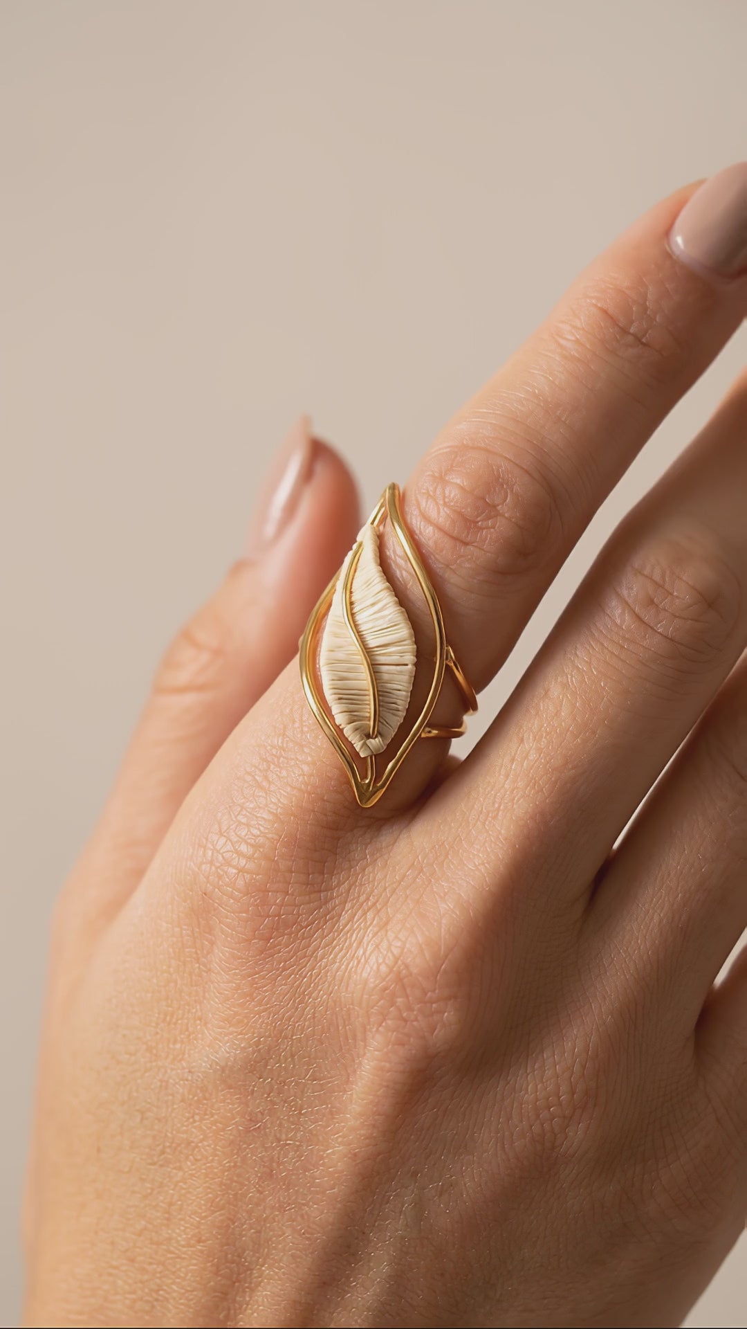 Video of woman hand using a Valiane Ring: Buriti Fiber & 18k Gold Artisan Jewelry. Purplee Store