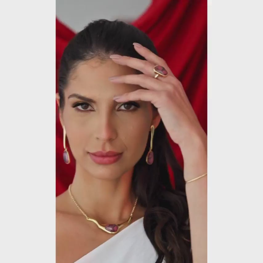 VIDEO Model using an ICON Flow SET in 18k Gold & Rhodonite