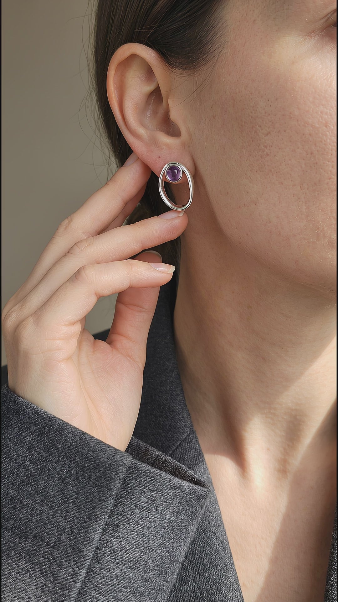 Video Close-up of a elegante woman wearing a Sterling Silver Amethyst Earrings – Purplee Store